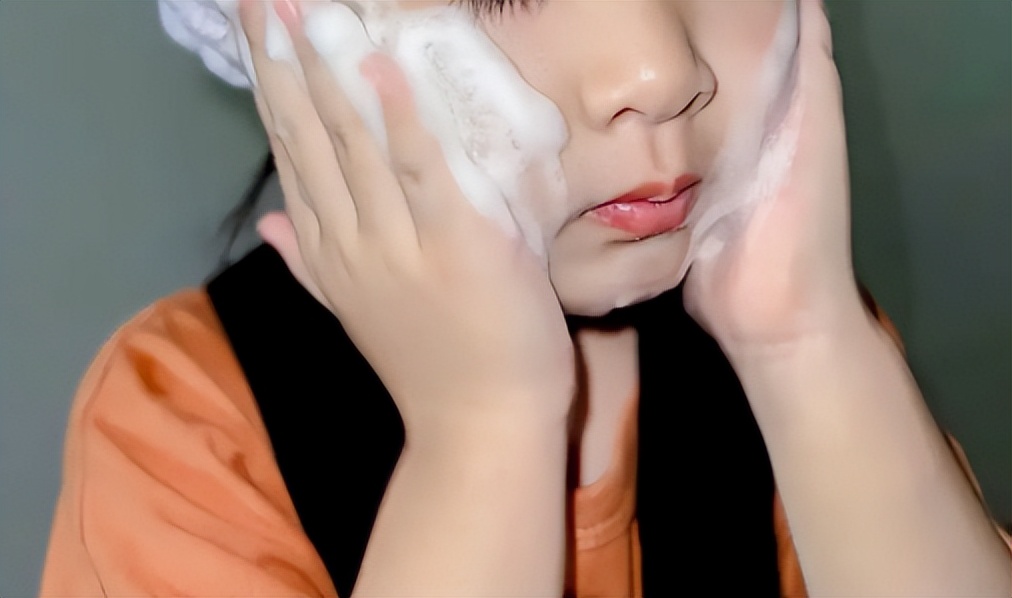 物理防晒 宝宝用了防晒霜，需要卸妆吗？很多妈妈都做错了，娃的皮肤很遭罪