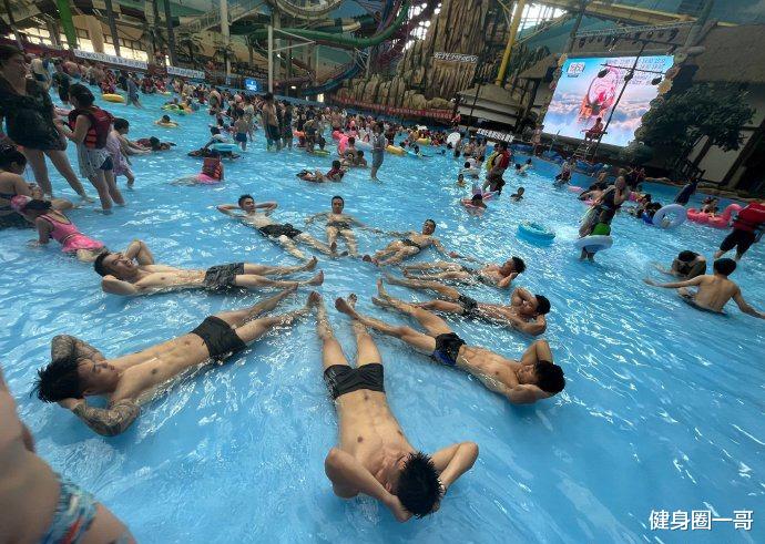 体育生组团出游，场面相当震撼，水上乐园展示好身材，引发围观！