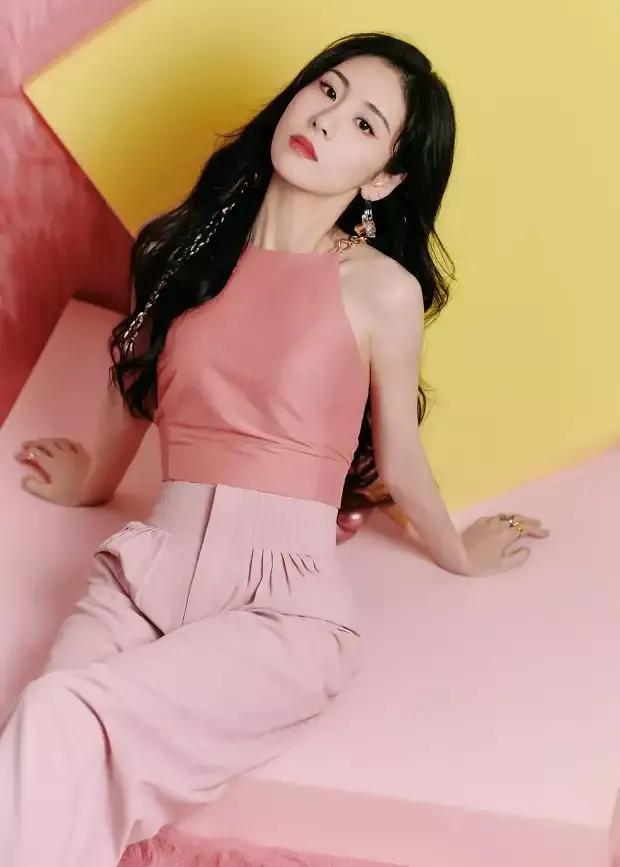 张碧晨|张碧晨时尚写真,黑色露背裙秀身材曲线,纯欲风满满,美出新高度