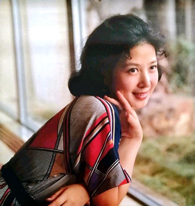 波罗|上影演员吴海燕最新现身,与梁波罗张晓林同框,68岁依然优雅大方