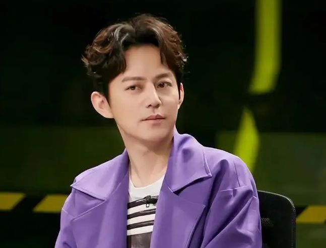 何炅|乌镇长桌宴偶遇何炅，穿搭时尚被赞帅气，与粉丝打招呼暴露身高