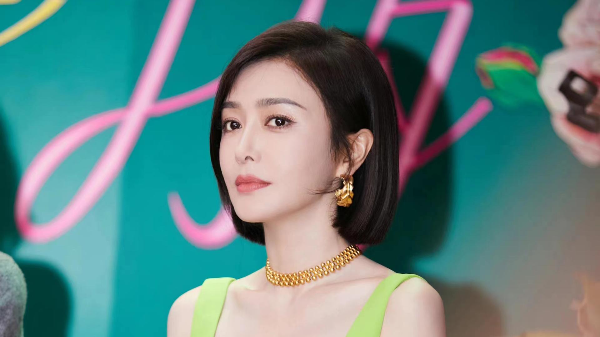 秦岚|秦岚剪短发后清纯不少，一袭嫩绿色吊带长裙现身，甜美又减龄！