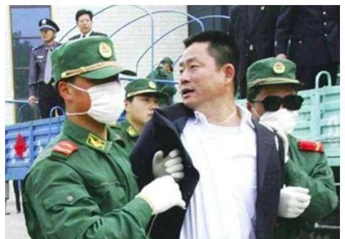 2005年,“中原第一黑老大”宋留根被执行死刑前,突然狂笑不止