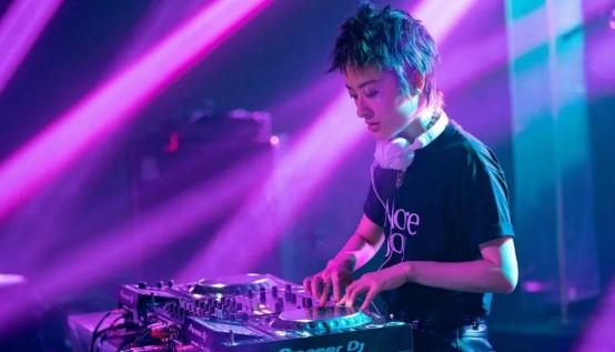 曾轶可|知名女歌手捞金被骂！680元演唱会迟到40分钟，粉丝求加唱遭拒绝