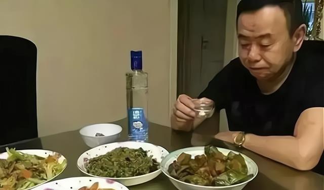 潘长江|潘长江喝闷酒引争议！被批没完没了摆拍，网友：卖不动都砸手里了