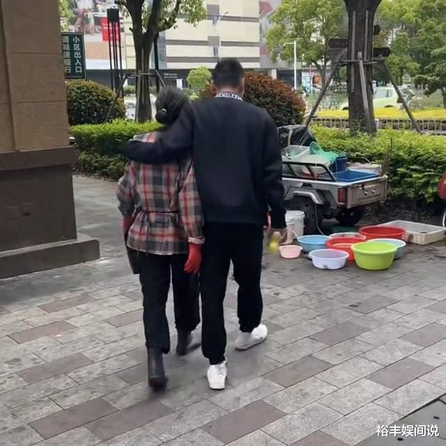 李飞|戏骨李飞街头帮妈妈卖鱼!打扮朴素亲自帮打包,却被嘲讽无戏可拍