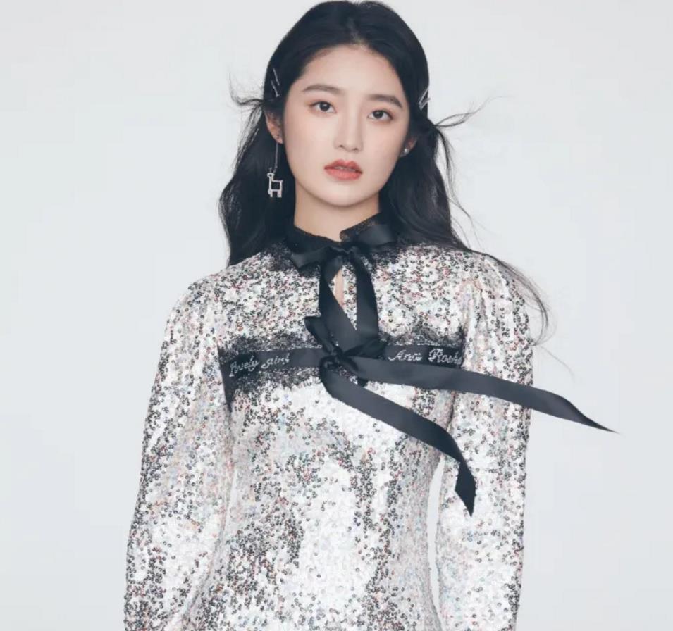 林青霞|林青霞“女儿”终于长大，容颜堪比林青霞，演技实力不比杨紫差