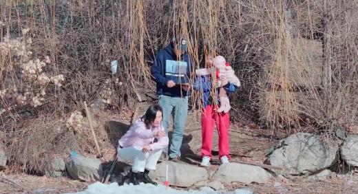 李亚鹏|李亚鹏全家户外野餐！1岁女儿眼神不对疑斜视，穿李嫣旧衣好节省