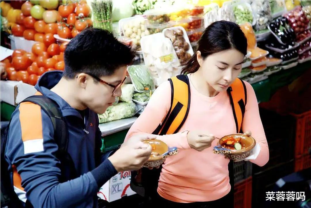 郭晶晶|郭晶晶和霍启刚夫妻合体拍写真！她一脸正气看着比老公还硬朗，太有当家主母的范儿