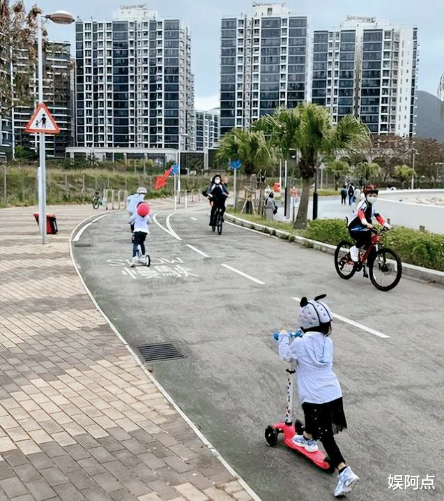 霍启山|“最佳小叔子”霍启山罕见现身,替郭晶晶照顾仨娃,38岁仍单身