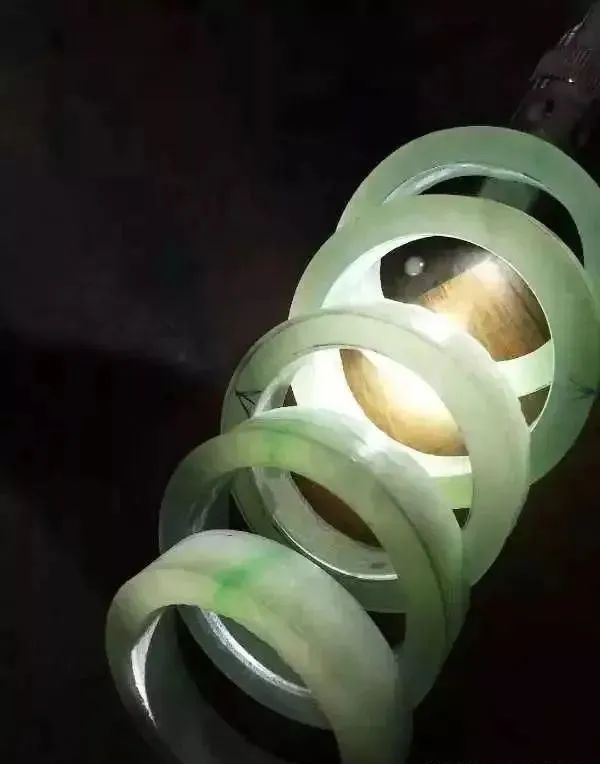 翡翠|一块黑乌沙皮的莫西沙翡翠原石,冰种飘花手镯取到手软!