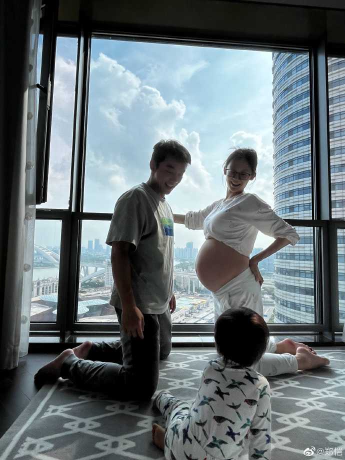 苗苗|苗苗自曝孕期脾气暴躁，郑恺在家闲着不帮忙，苗苗躺地上委屈落泪