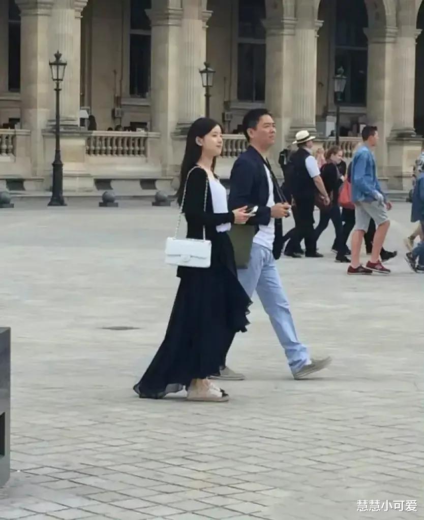 章泽天|差劲的主办方，竟然把刘强东与奶茶妹妹分开坐，太过分了