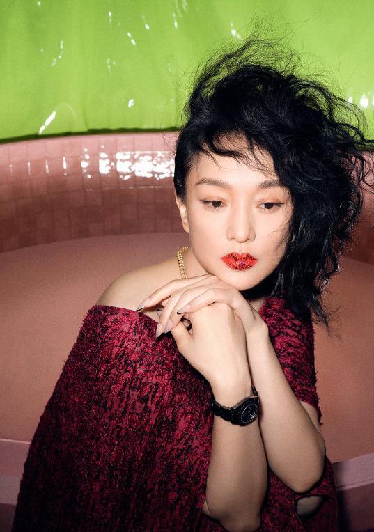 周迅 复古的周迅，浓艳的彩妆别具一格，文艺女青年的审美总是与众不同