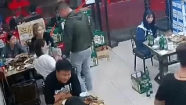 被殴打女生的身份背景很强大，完全在施暴者们意料之外
