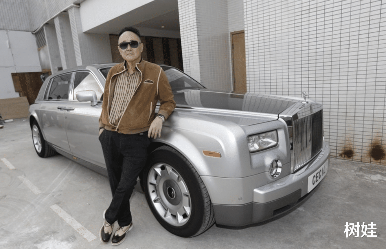 劳斯|85岁赵世曾罕见露脸,独自逛街无保镖相伴,闹市中不戴口罩很随性