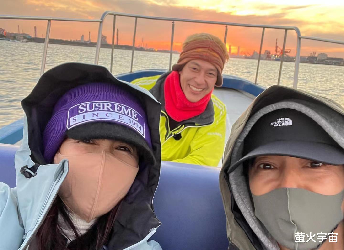 工藤静香|51岁工藤静香久违出外景，美人迟暮坦然面对衰老，手背老年斑明显