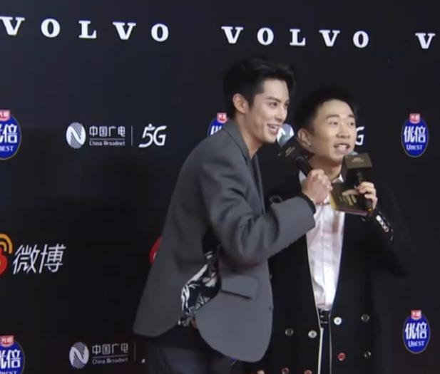 杨迪|王鹤棣走红毯，碰见杨迪主持秒破功，再现《你好星期六》猴鼠一家