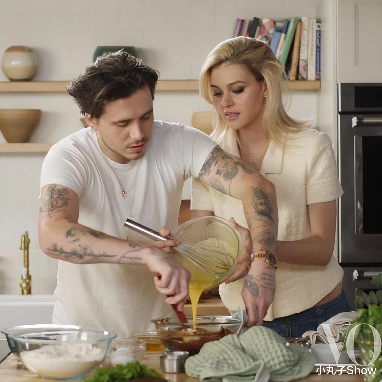 布鲁克林|老婆奴实锤！贝克汉姆大儿子布鲁克林大街上背老婆，老婆害羞遮脸