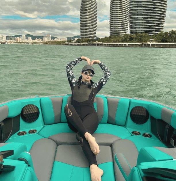 钟丽缇|51岁钟丽缇着紧身衣跳舞，被吐槽尴尬油腻像肉粽，本尊自信回复