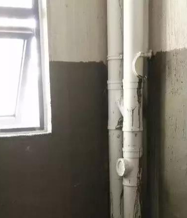 卫生间这个位置留有孔，家里等于多上层保险！后期排水防水不用愁