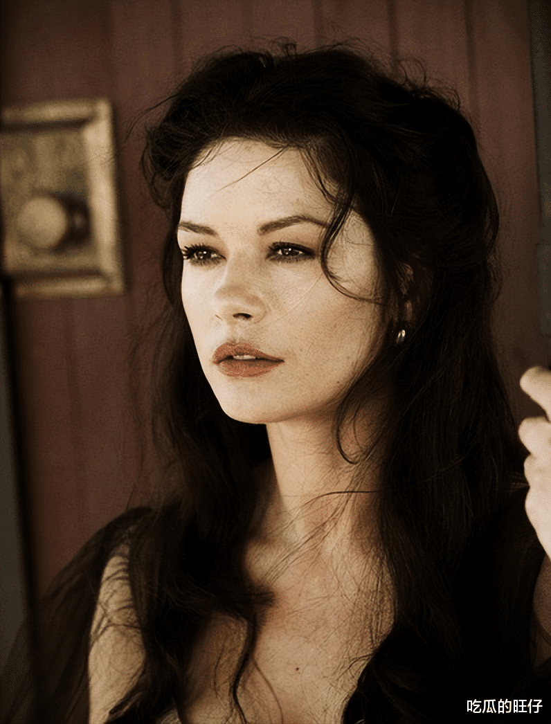 道格拉斯|泽塔琼斯：53岁美人迟暮，富豪老公很花心，儿女没继承她的高颜值