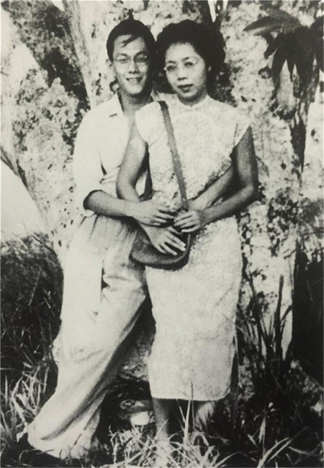 从同学到夫妻,他们偷偷结婚相伴63年,葬礼上李光耀两次吻别爱妻