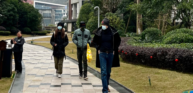 徐锦江|60岁徐锦江小女儿疑似曝光！身高超一米八长腿瞩目，姓氏随母亲