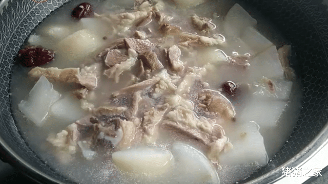 羊肉汤的家常做法，汤白肉香无膻味，天冷炖一锅暖身又暖胃