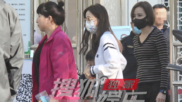 佟丽娅|佟丽娅牵儿子逛公园，6岁朵朵身形壮实胖到有肚腩，获三人看护