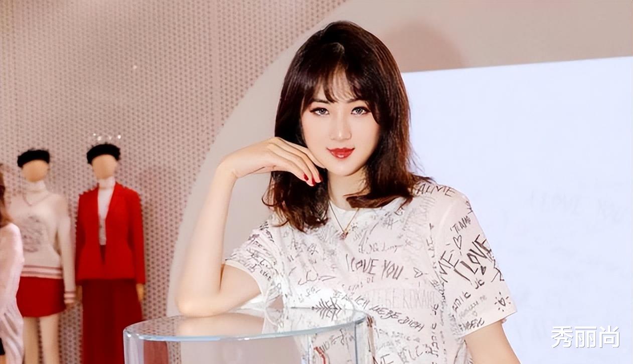 看似“平平无奇”，实则家世显赫！这12位明星的父母富得流油