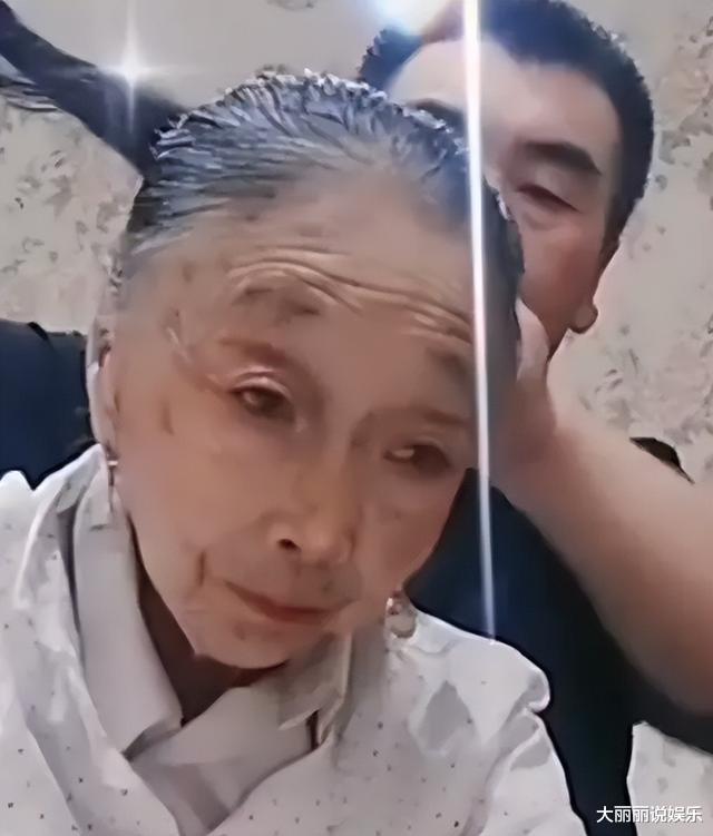 美颜|85岁马玉琴直播开美颜，眼袋磨没脸小像洋娃娃，网友：像出土文物