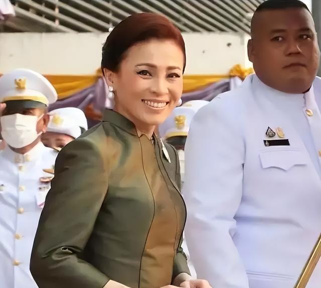 苏提达|43岁帕公主母女情深,一身正装亮相庆生颂妃,苏提达只能心生羡慕