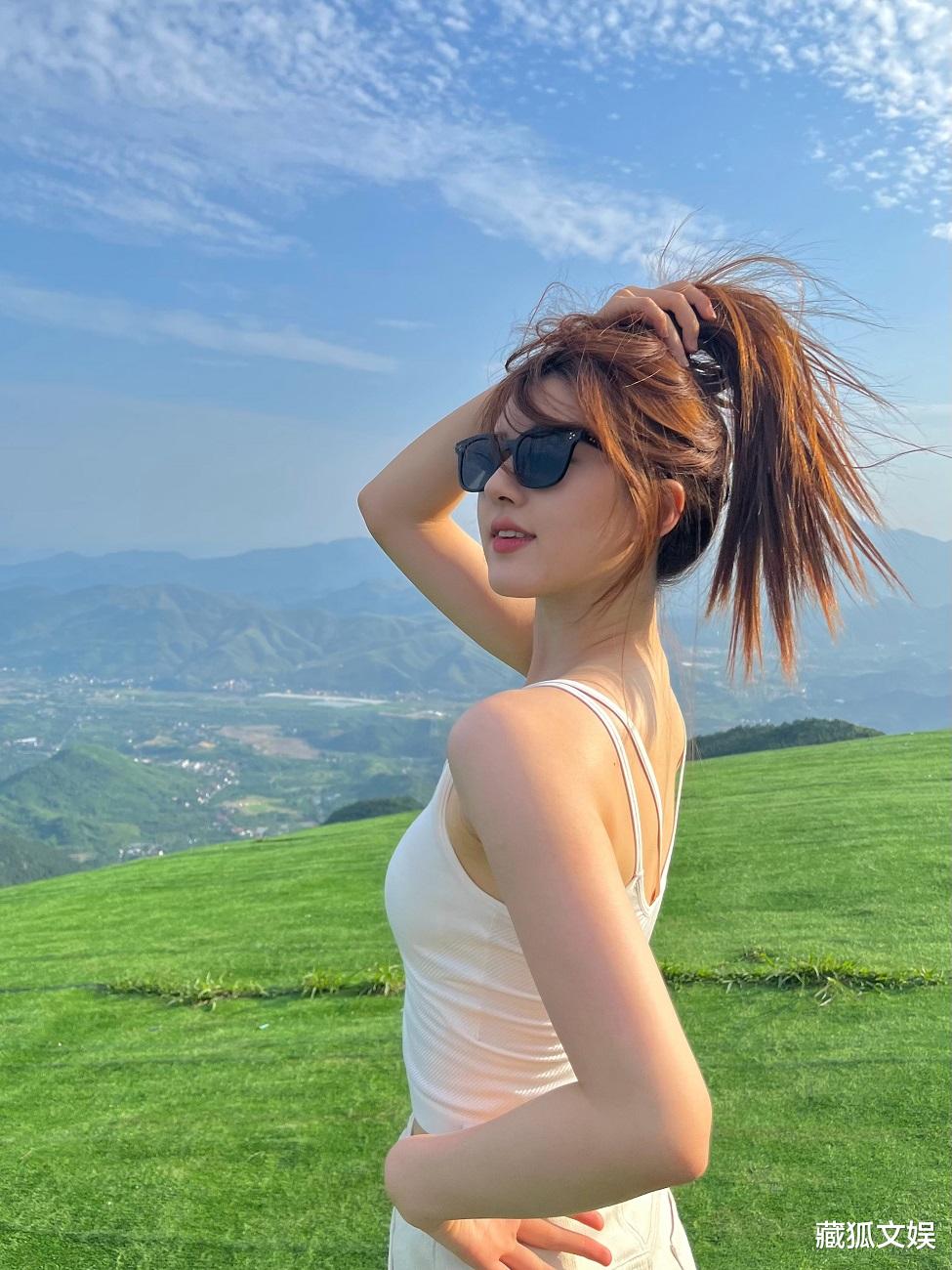 赵露思|赵露思晒六宫格旅行随拍，大秀香肩胸前超有料，疑似减肥成功