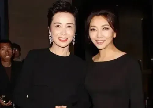 沈梦辰|56岁蒋雯丽同框54岁江珊！二人年龄仅差两岁，却像隔辈人