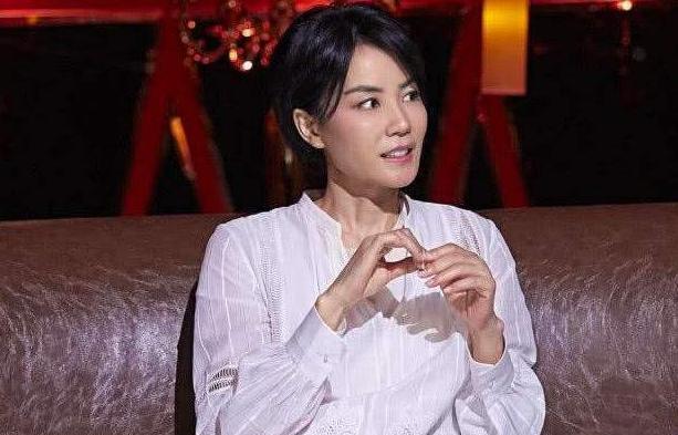 谢霆锋|53岁王菲一袭禅式便装素颜朝天，被网友说已经老迈，配不上谢霆锋