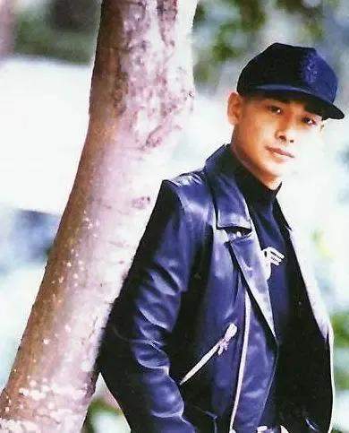 赵文卓|“功夫巨星”赵文卓：和梅艳芳相恋多年，转身娶小八岁的张丹露