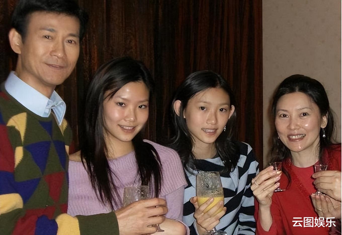 郑欣宜|郑欣宜开演唱会，被22岁男星单膝下跪送戒指，郑少秋携俩女儿现身