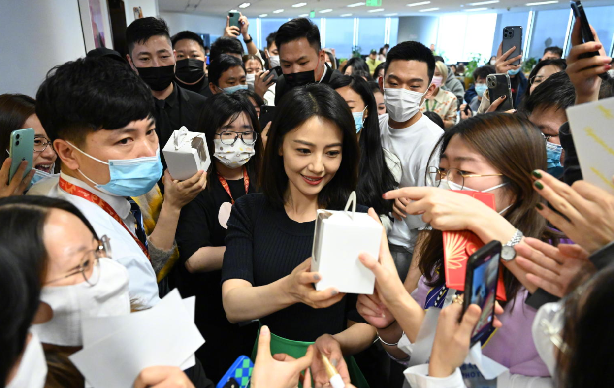 高圆圆|43岁高圆圆出席活动，与王真儿同框比美，相差9岁看不出年龄差