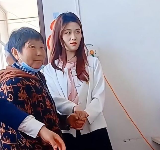 陈萌|大衣哥与新儿媳罕见同框，陈萌模样大变认不出，更像朱单伟的姐姐