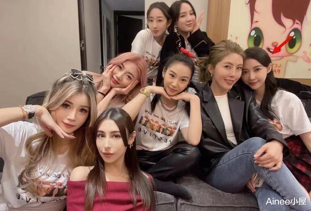 穿衣搭配|潘玮柏妻子奔三了,状态还挺好,穿衣大方显身材,不占C位也吸睛