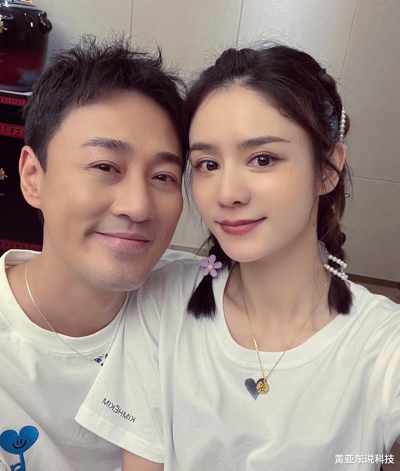 星爵|林峯与妻女同框,一岁半女儿正面照首曝光,父女俩长得一模一样