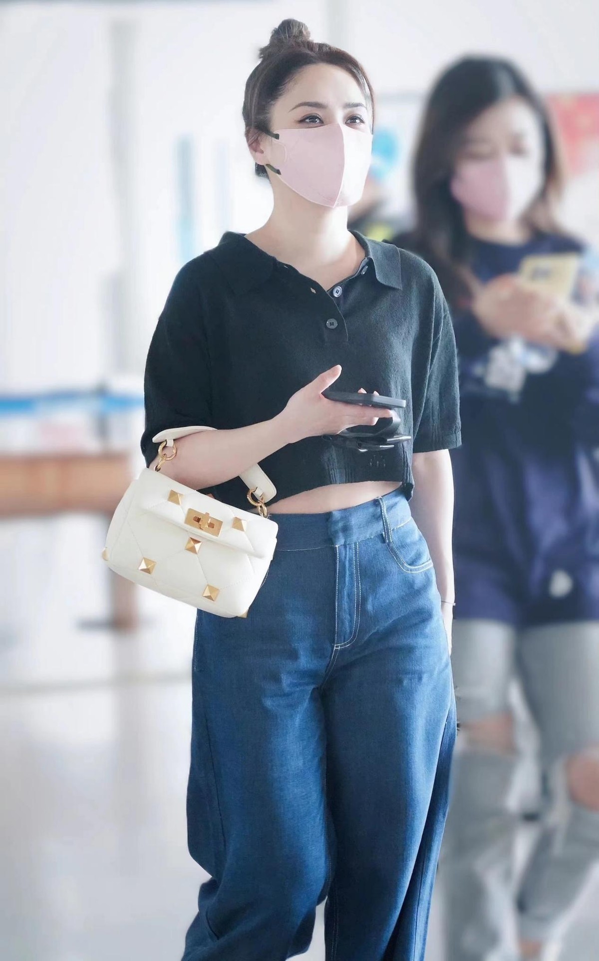 阿娇 阿娇这算是瘦身成功吗?穿露脐装紧身裤,小肚子小粗腿还挺明显的