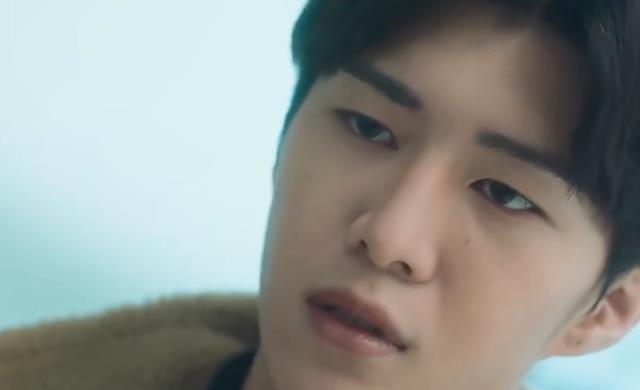 白鹿|当红明星出道前旧照:虞书欣单眼皮小眼,赵露思脸圆,白鹿认不出