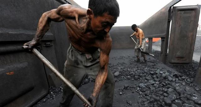 宿舍|27岁男子在家啃老9年不愿工作，亲妈报警：求你们把我儿子抓进监狱