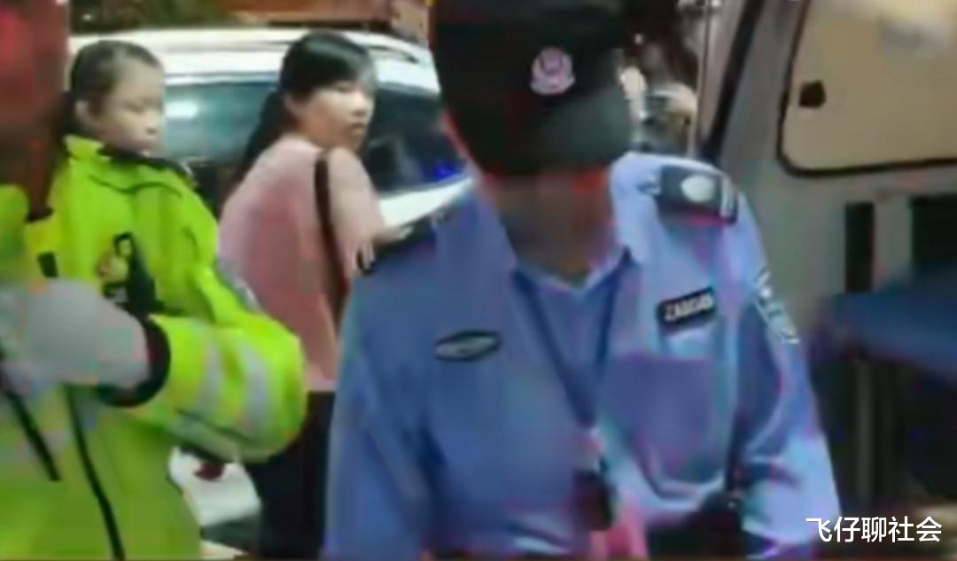 女店员遭三名保安调戏,忍无可忍甩出一把剪刀,男子当场倒地