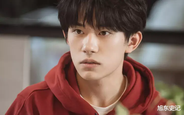 迟重瑞|易烊千玺又爆出阴阳话题，放弃入职的“入”字，被指用非通用汉字