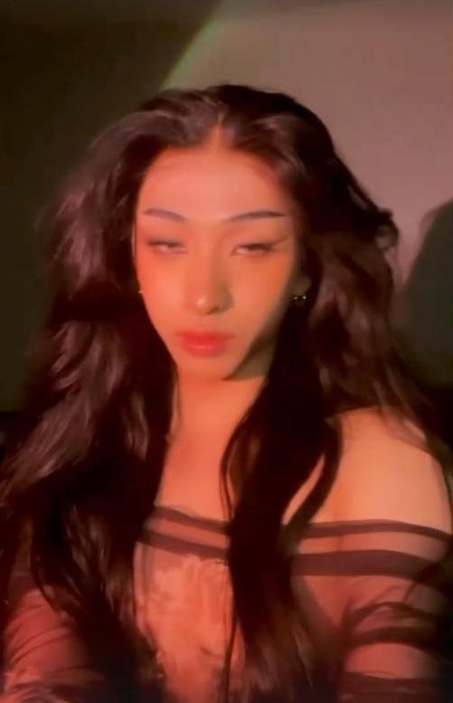 伊能静|伊能静为儿子宣传艺术展,哈利再次晒女装照,穿露肩长裙秀锁骨