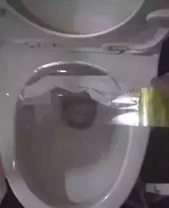 马桶堵了别着急!这么做不花钱不费力~