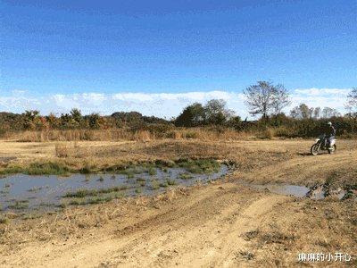 “机场的插座怎么都这样呀?”充电的人多了就会这样!